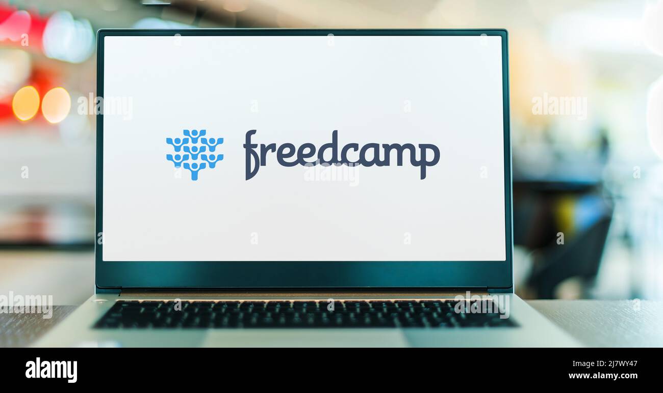 POZNAN, POL - DEC 8, 2021: Computer portatile con il logo di Freedcamp, un sistema di collaborazione e gestione di progetti web, mobile e desktop per il tè Foto Stock