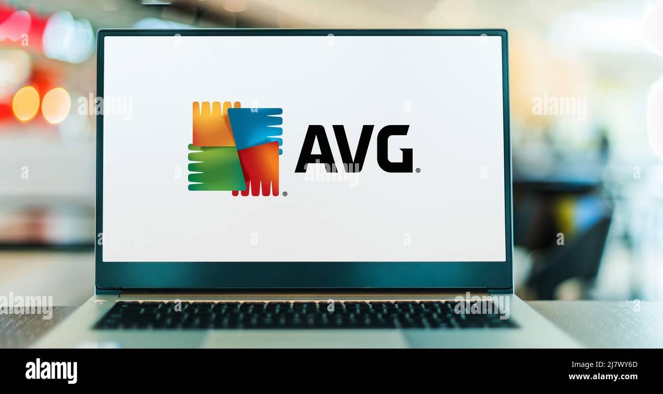 POZNAN, POL - Apr 7, 2022: Computer portatile che visualizza il logo di AVG antivirus, una linea di software antivirus sviluppato da AVG Technologies, una filiale Foto Stock