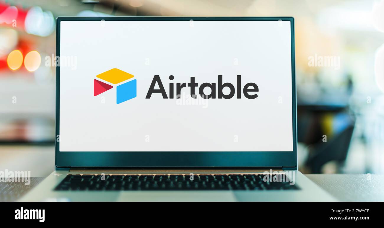 POZNAN, POL - Apr 7, 2022: Computer portatile con logo Airtable, un servizio di collaborazione cloud con sede a San Francisco Foto Stock