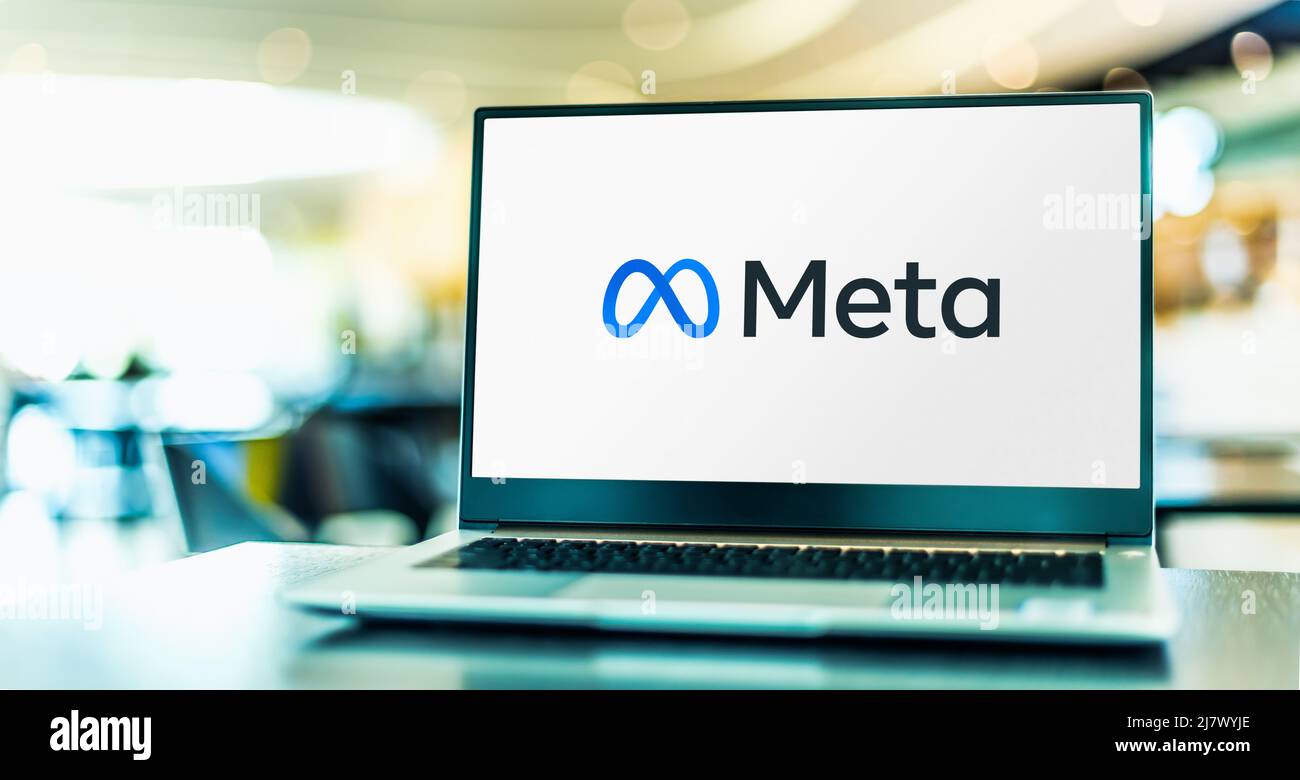 POZNAN, POL - Oct 22, 2021: Computer portatile con logo di Meta Platforms, Inc., una holding multinazionale americana di tecnologia conglomerata Foto Stock