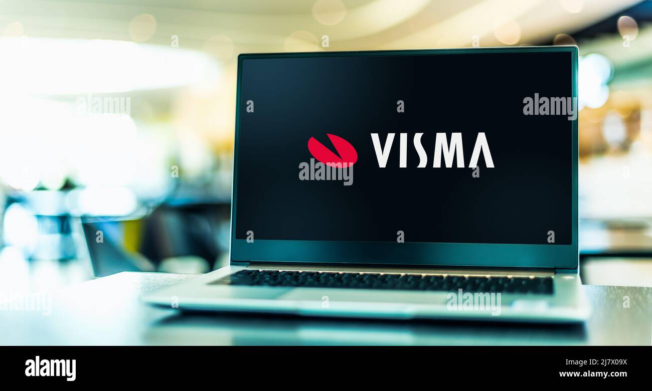 POZNAN, POL - DEC 8, 2021: Computer portatile che visualizza il logo di Visma, un'azienda che fornisce business software e LO SVILUPPO e consulenza IT correlati Foto Stock