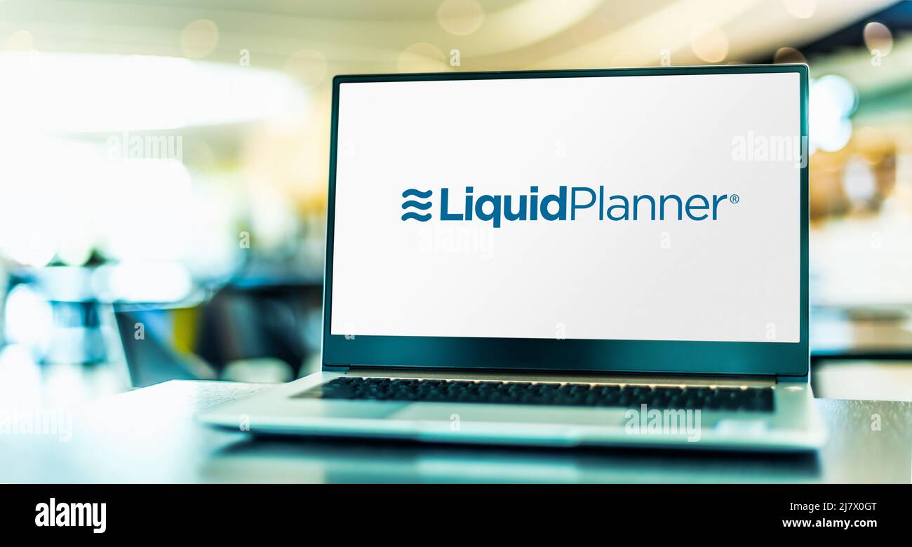 POZNAN, POL - DEC 8, 2021: Laptop computer che visualizza il logo di LiquidPlanner, Inc., una società di software online per la gestione dei progetti con sede a Seattle Foto Stock