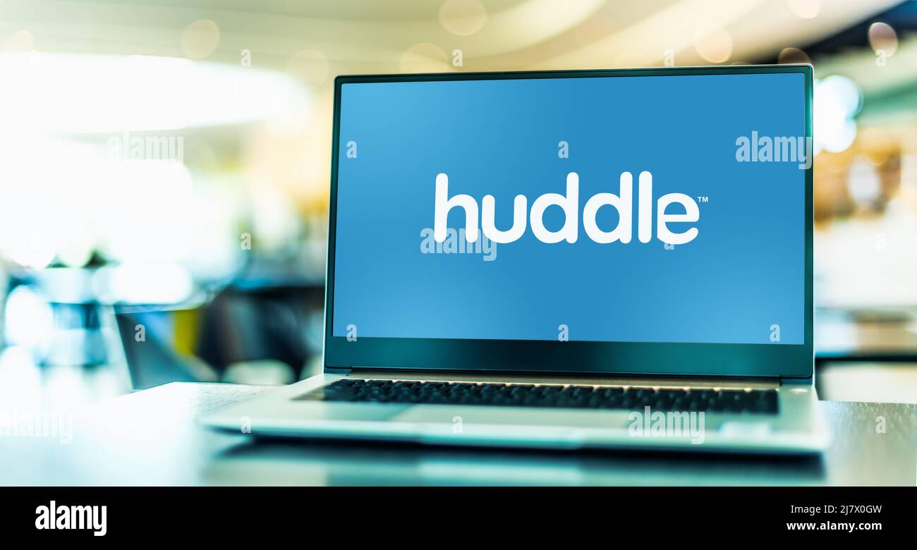 POZNAN, POL - DEC 8, 2021: Laptop computer che mostra il logo di Huddle, una società privata di software di collaborazione basata su cloud fondata a Londra nel Foto Stock