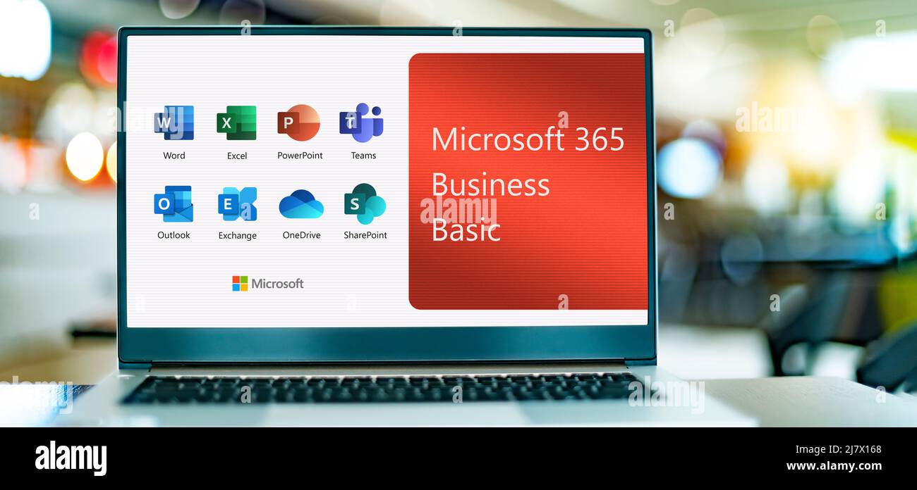 POZNAN, POL - DEC 26, 2021: Computer portatile che visualizza i logo di Microsoft 365 Business Basic, una famiglia di software client, software server e Servic Foto Stock