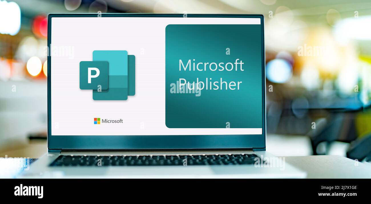 POZNAN, POL - DEC 12, 2021: Computer portatile con logo di Microsoft Publisher, un'applicazione desktop publishing, parte del software della famiglia Office Foto Stock