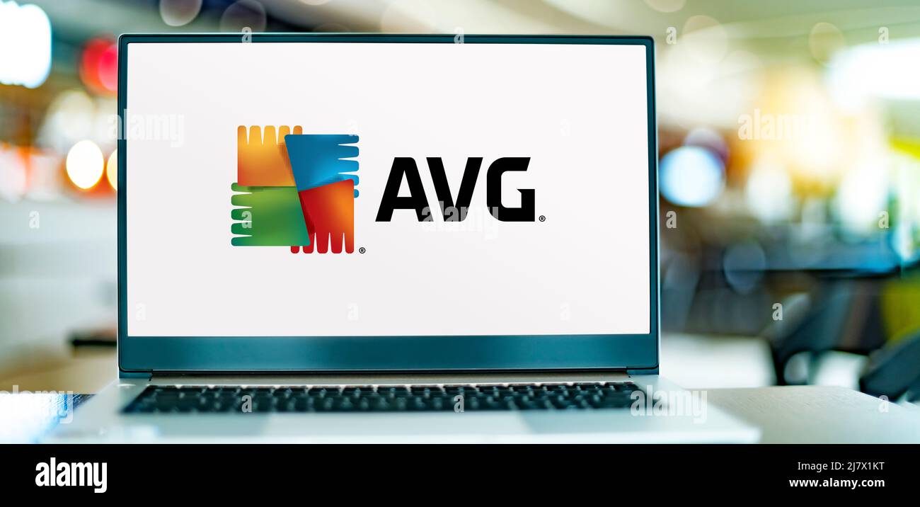 POZNAN, POL - Apr 7, 2022: Computer portatile che visualizza il logo di AVG antivirus, una linea di software antivirus sviluppato da AVG Technologies, una filiale Foto Stock