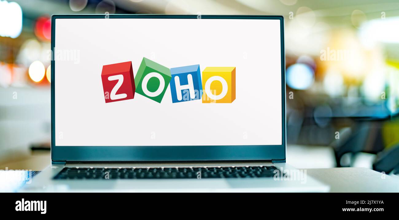 POZNAN, POL - Apr 7, 2022: Laptop computer che visualizza il logo di Zoho Corporation, una società indiana di sviluppo software con sede a Chennai, i Foto Stock