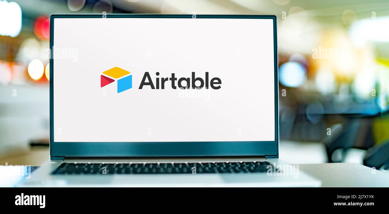 POZNAN, POL - Apr 7, 2022: Computer portatile con logo Airtable, un servizio di collaborazione cloud con sede a San Francisco Foto Stock