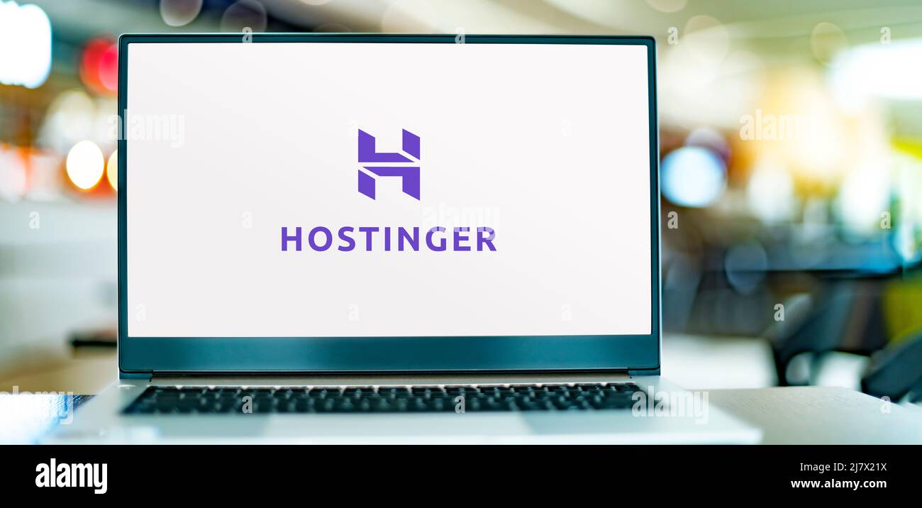 POZNAN, POL - FEB 25, 2022: Computer portatile che visualizza il logo di Hostinger International, un fornitore di hosting Web di proprietà dei dipendenti e di dominio Internet reg Foto Stock