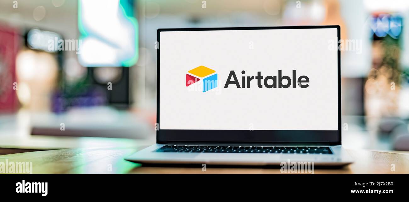 POZNAN, POL - Apr 7, 2022: Computer portatile con logo Airtable, un servizio di collaborazione cloud con sede a San Francisco Foto Stock