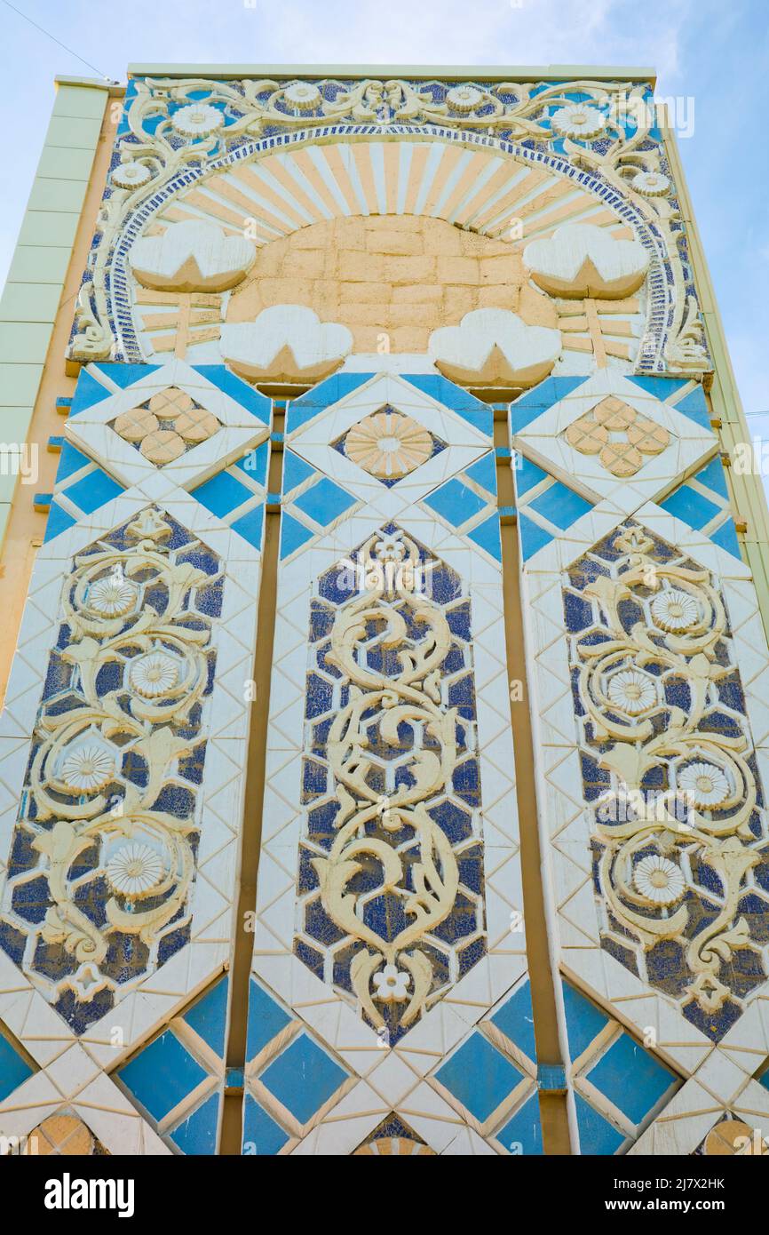 Una visione del 3D del cotone, il principale prodotto agricolo del paese. Iconico mosaico di piastrelle murale design alla fine di un edificio di appartamenti a Tashkent, Uz Foto Stock