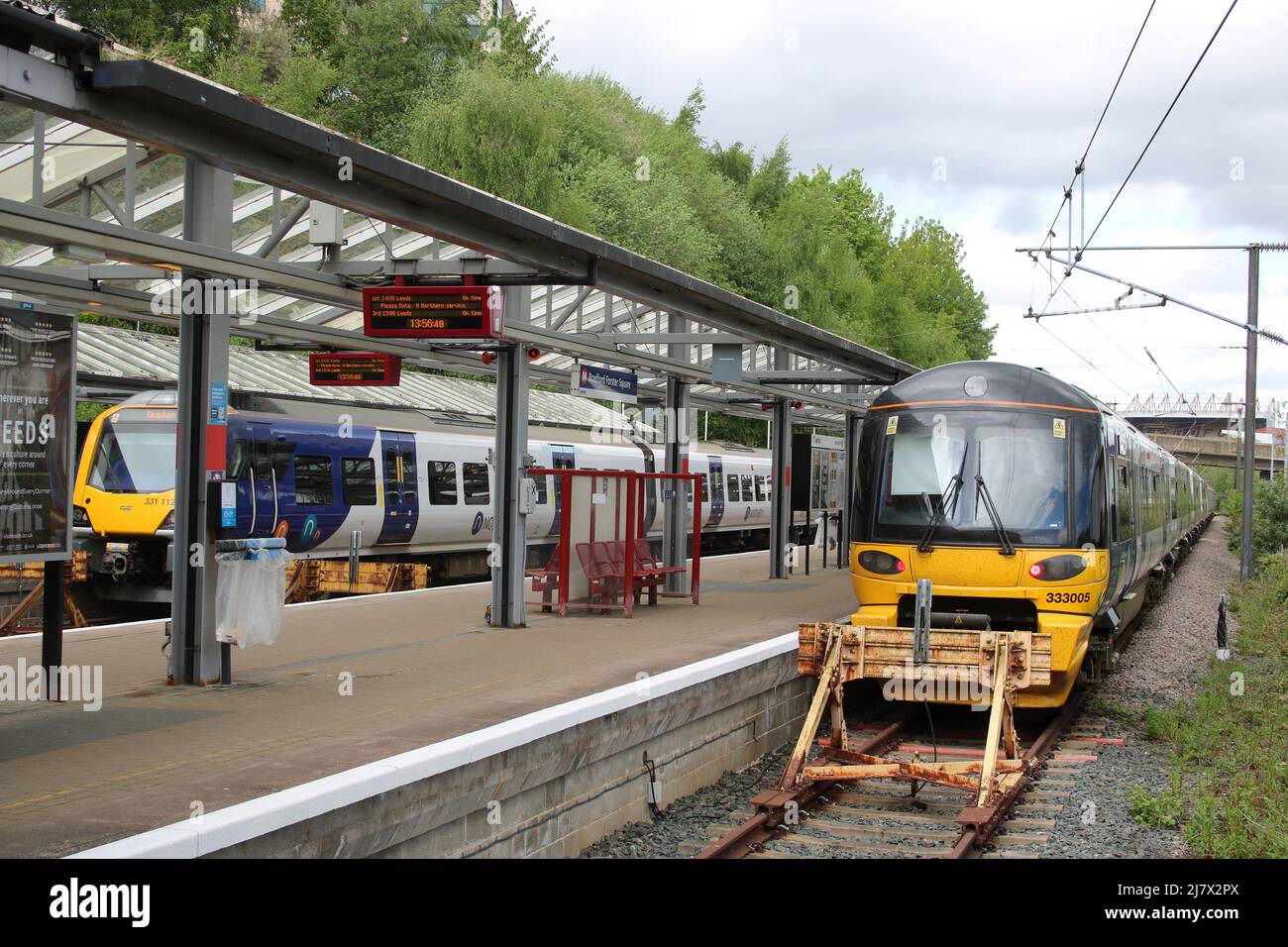 Northern Trains multiple elettriche in attesa presso le piattaforme della stazione ferroviaria di Bradford Forster Square il 10th maggio 2022. Foto Stock