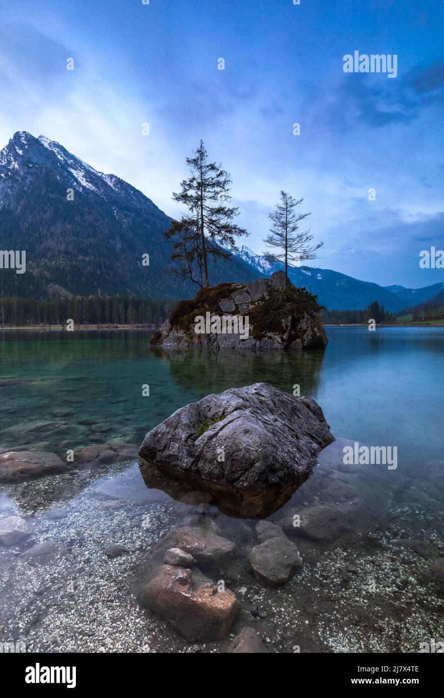 Dawn al lago Hintersee vicino Ramsau, Berchtesgaden, Baviera, Germania Foto Stock