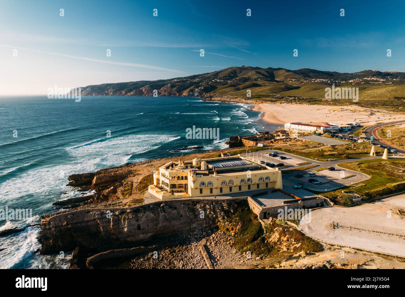 Vista aerea della costa selvaggia di fronte all'oceano Atlantico vicino a Praia do Guincho a Cascais, Lisbona, Portogallo Foto Stock