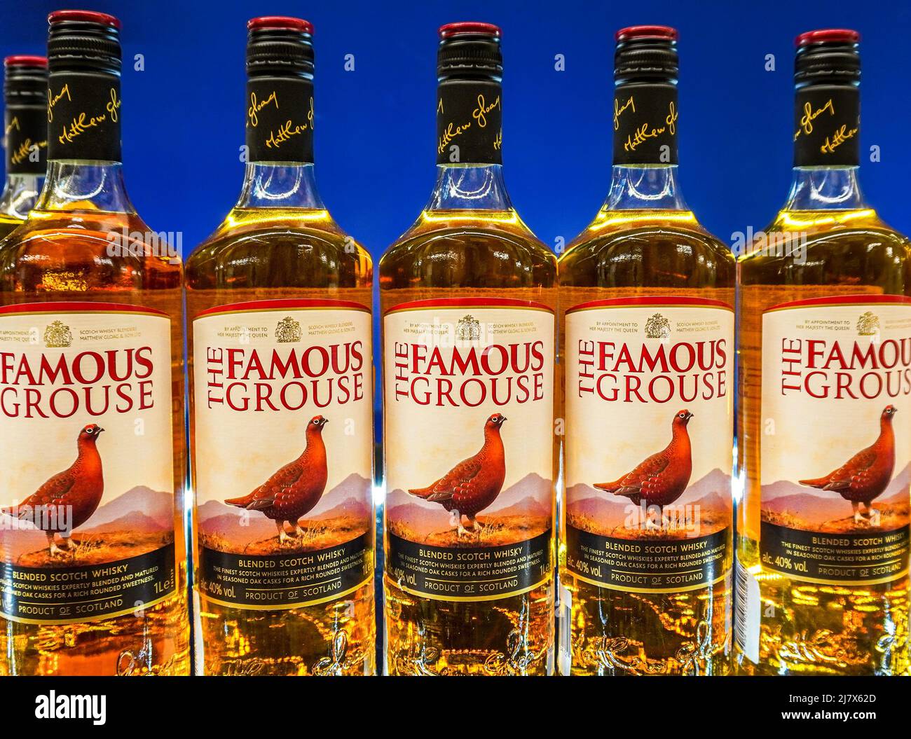 Samara, Russia - 5 maggio 2022: Famoso whisky Grouse scotch sullo scaffale in un superstore. Varie bevande alcoliche forti in bottiglia Foto Stock