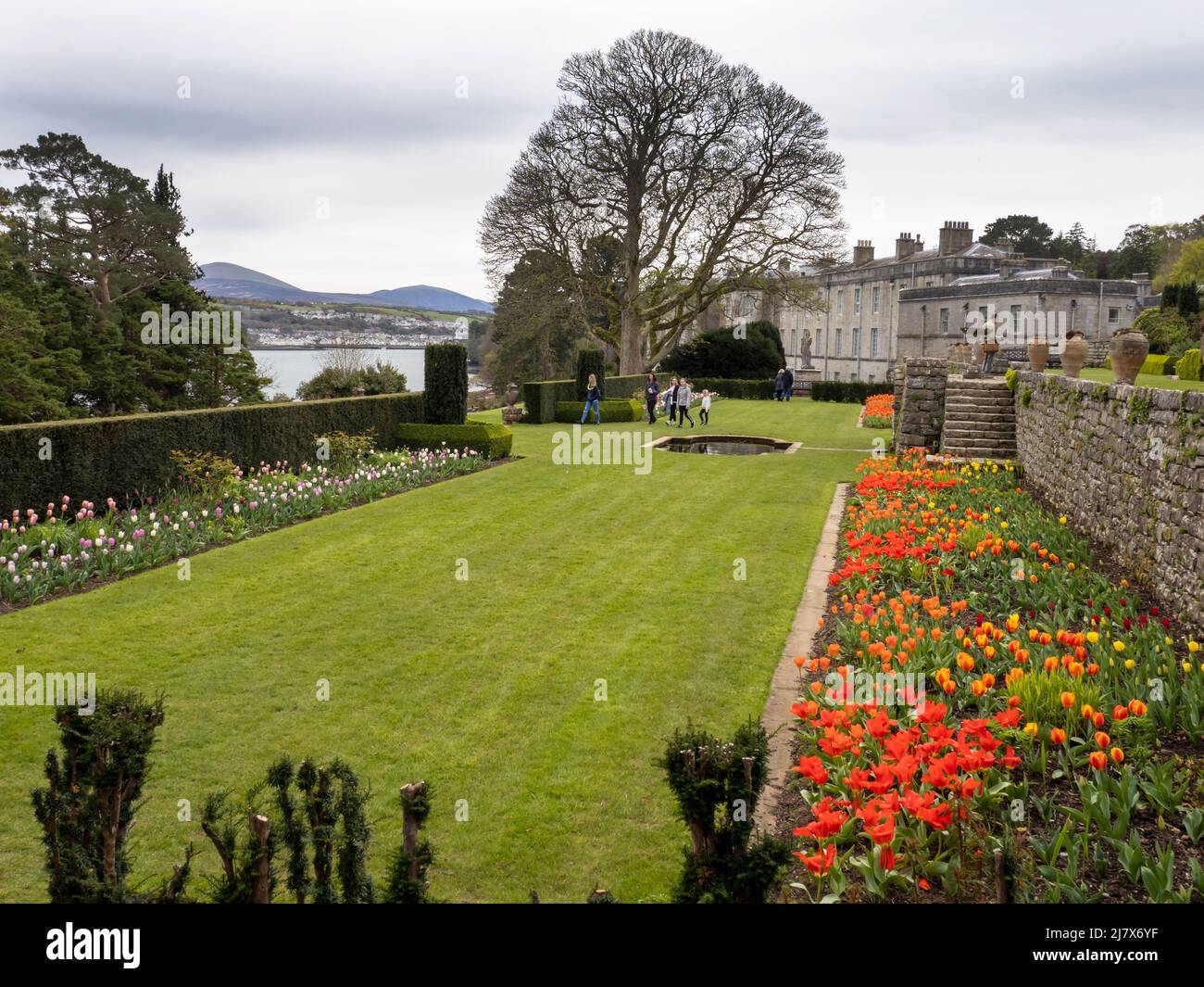 I giardini di Plas Newydd su Anglesey, Galles, Regno Unito. Foto Stock