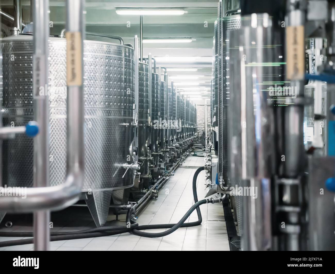 Vasche, contenitori o barili in acciaio per la fermentazione del vino in fabbrica. Foto Stock