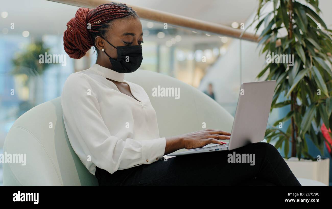 Specialista professionale african american business donna giovane ragazza studente manager freelancer siede al coperto in ufficio aziendale nel centro commerciale indossa Foto Stock