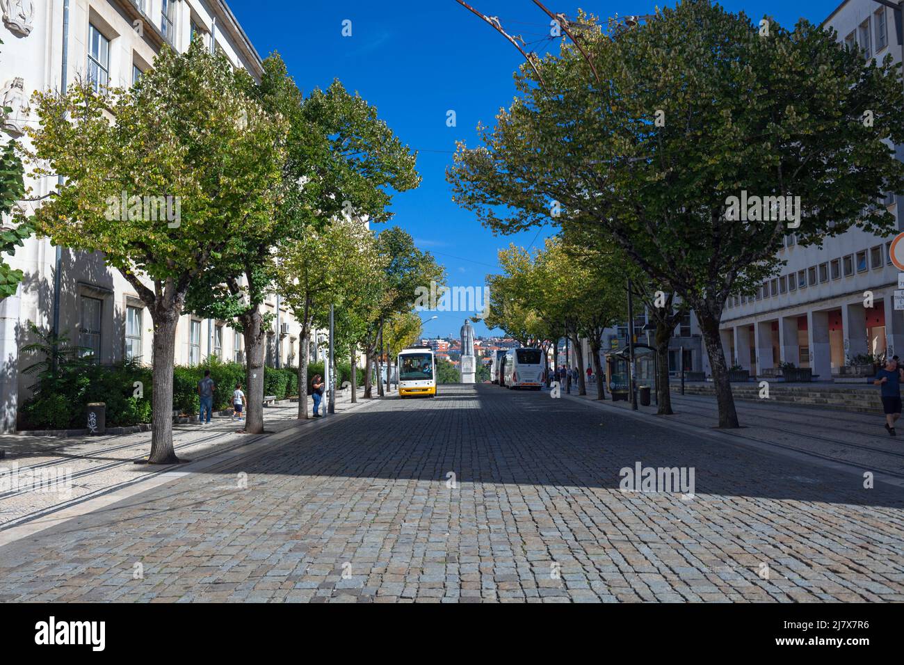 Portogallo, Provincia litorale di Beira, Coimbra, Rua larga tra la Facoltà di Medicina e il Dipartimento di fisica dell'Università di Coimbra Foto Stock