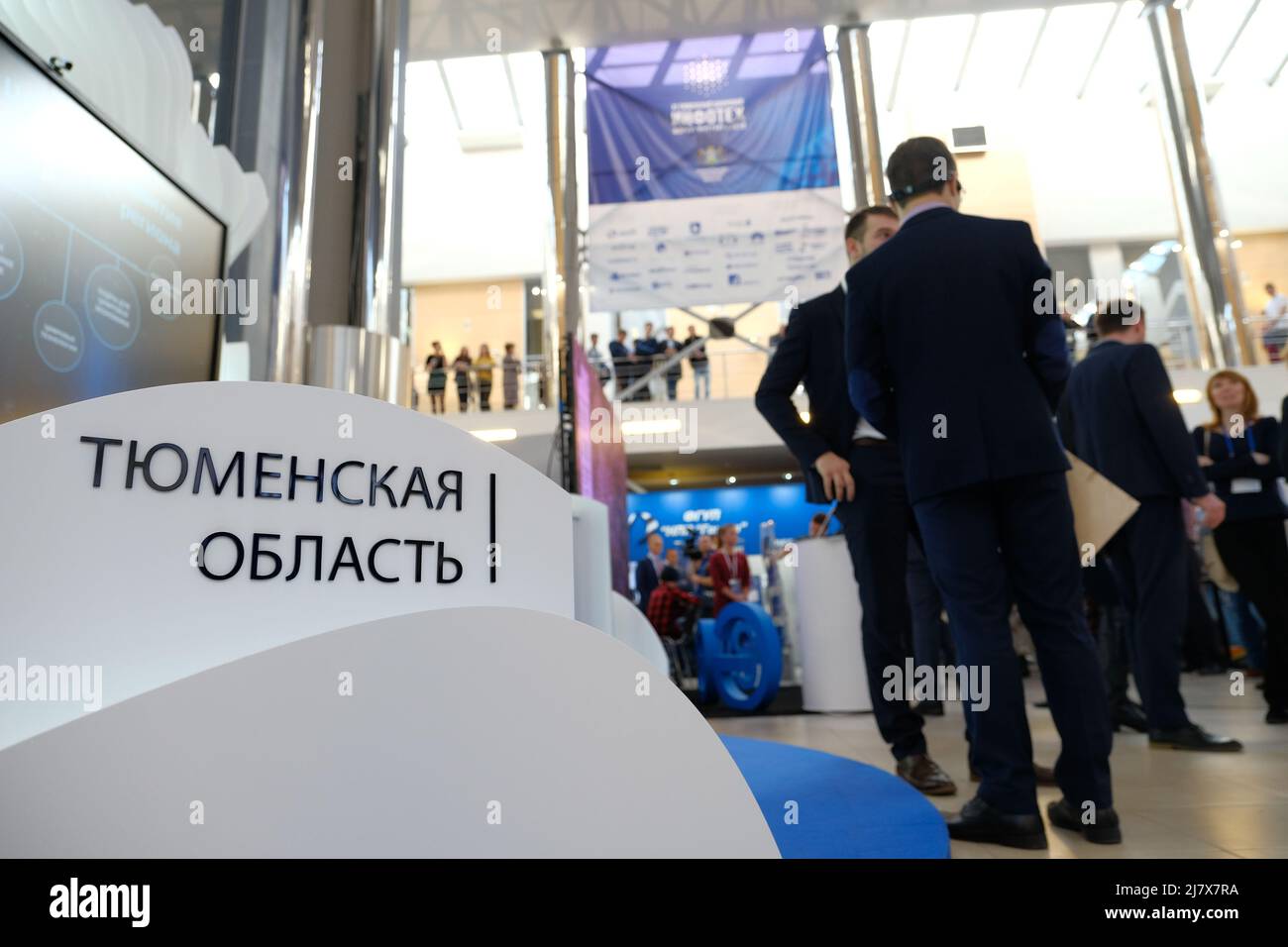 Tyumen, Russia, 10.10.2018. Forum delle tecnologie innovative. Comunicazione scienziati, politici e uomini d' affari. Foto Stock