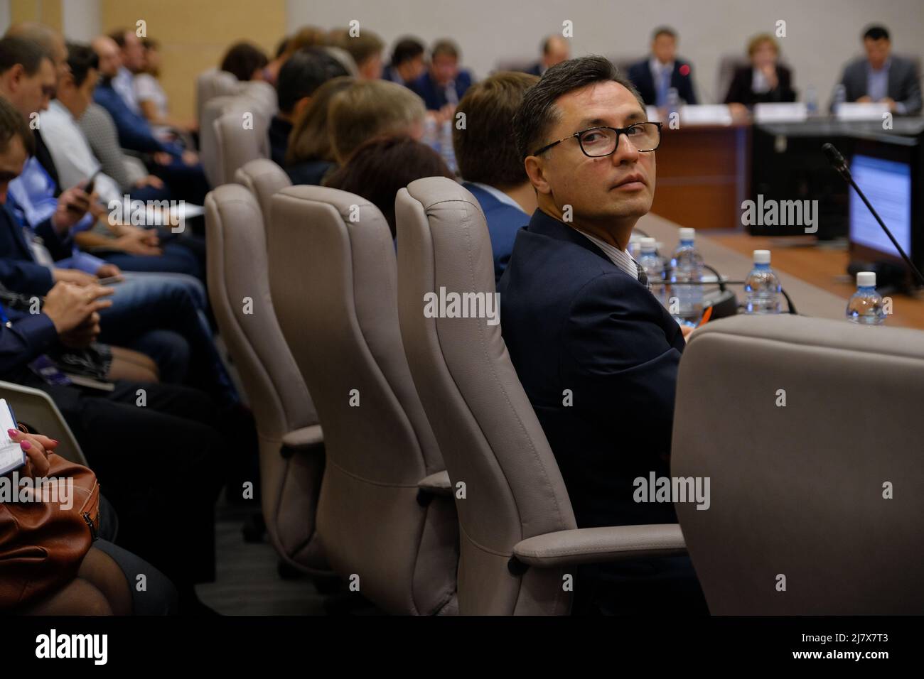 Tyumen, Russia, 10.11.2018. Forum delle tecnologie innovative. Comunicazione scienziati, politici e uomini d' affari. Foto Stock