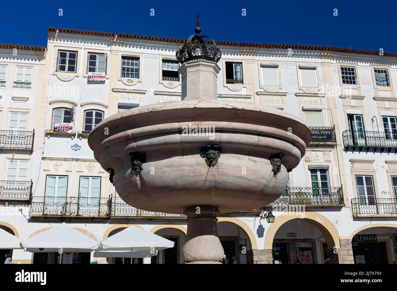 Europa, Portogallo, Regione Alentejo, Évora, architettura tradizionale e Fontana in Piazza Giraldo Foto Stock