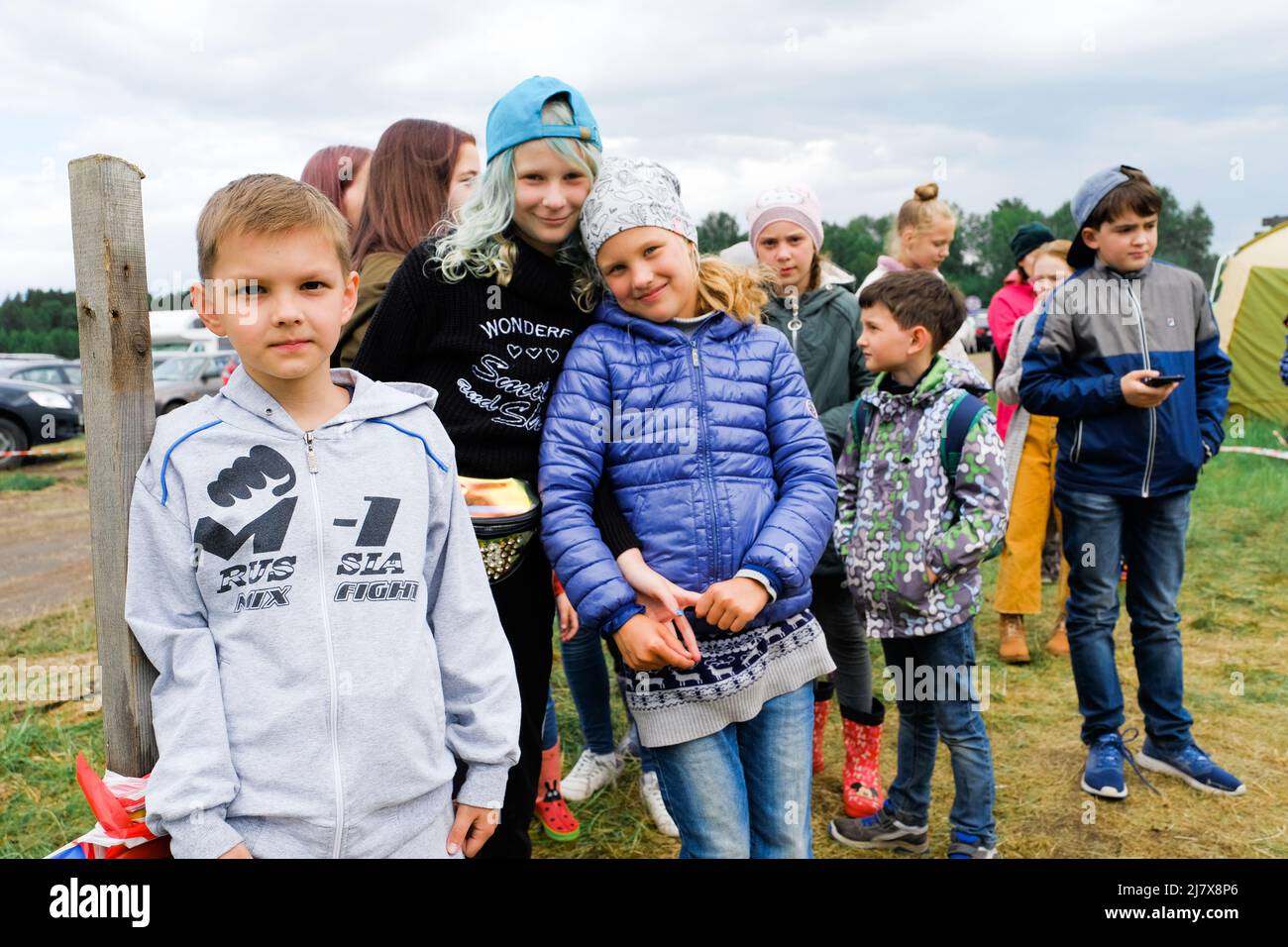 La Russia, Tyumen, 15.06.2019. I bambini di differenti età e gare sorridente guarda la fotocamera. Foto Stock