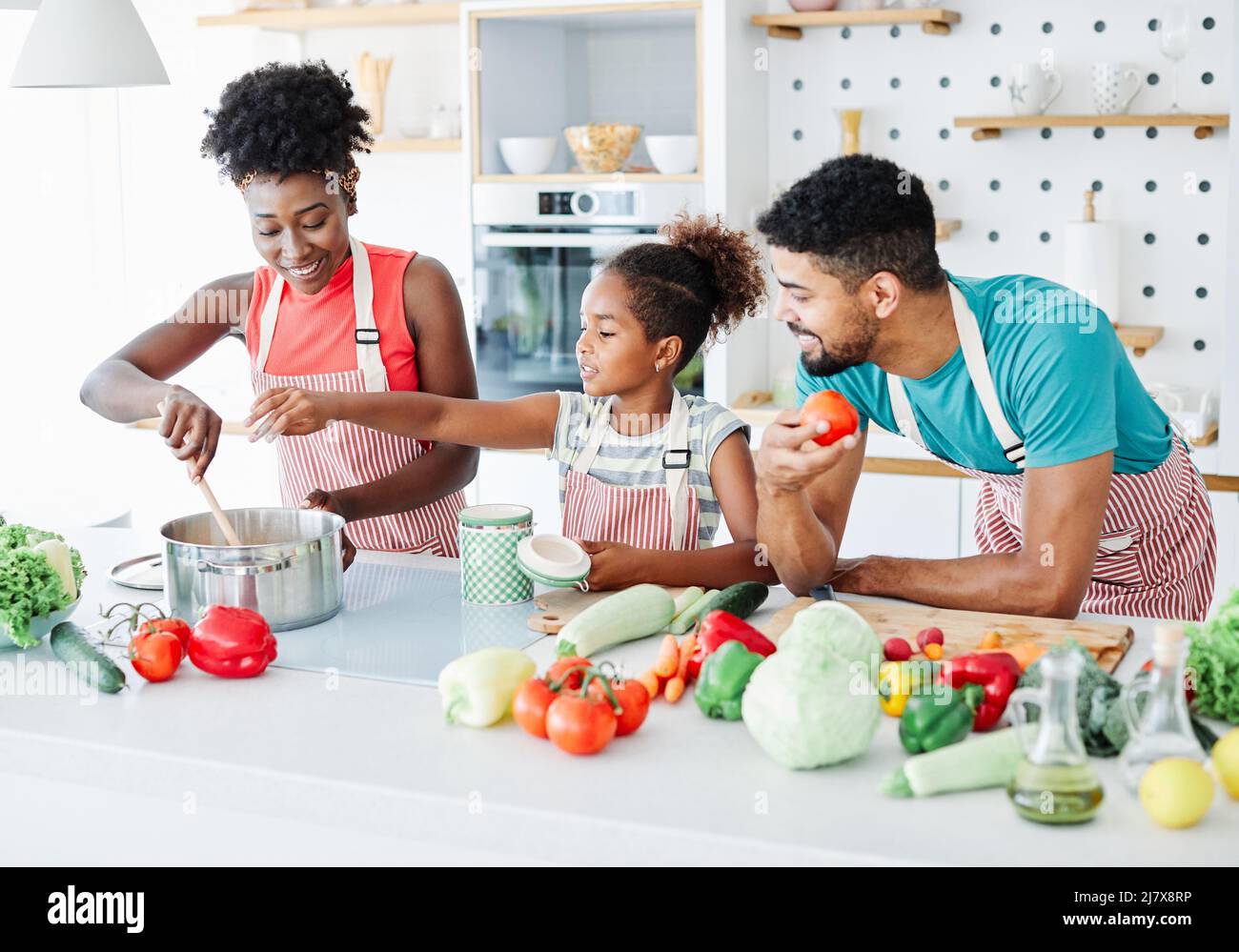 famiglia bambino cucina cibo figlia padre cucina preparare la colazione felice insieme Foto Stock