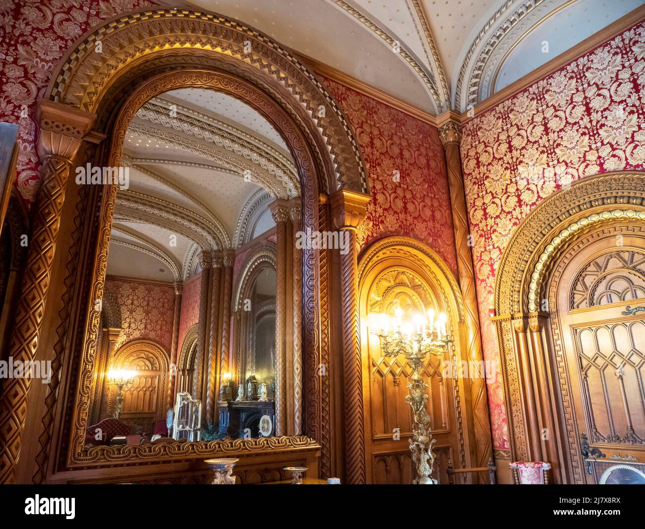 Una camera decorata in modo ornato al Penrhyn Castle, Bangor, Galles del Nord, Regno Unito. Foto Stock