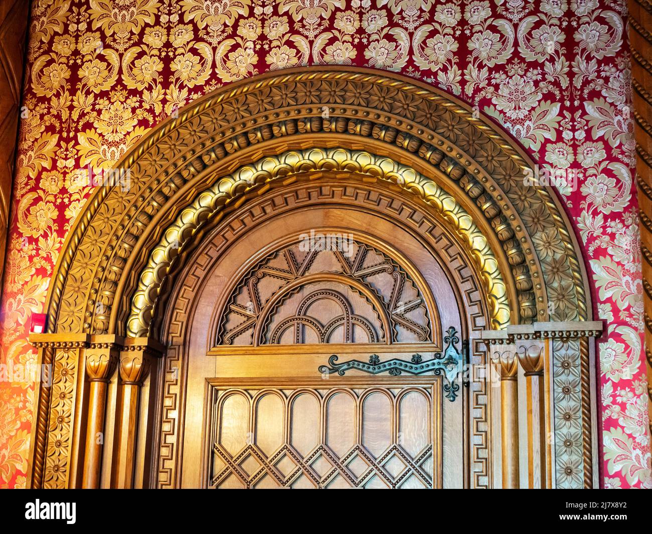 Una camera decorata in modo ornato al Penrhyn Castle, Bangor, Galles del Nord, Regno Unito. Foto Stock