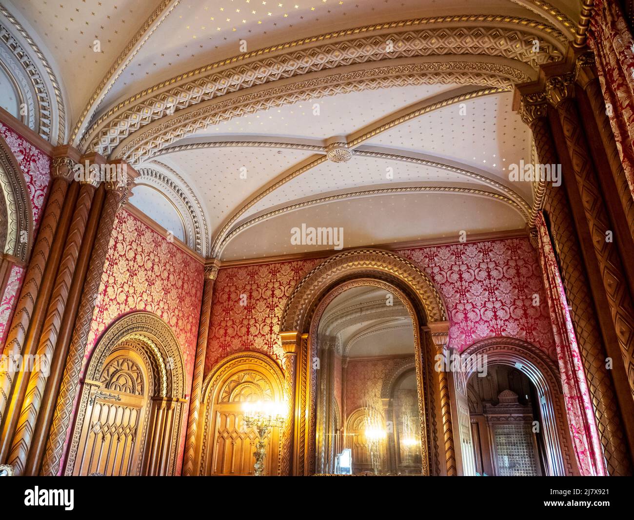 Una camera decorata in modo ornato al Penrhyn Castle, Bangor, Galles del Nord, Regno Unito. Foto Stock