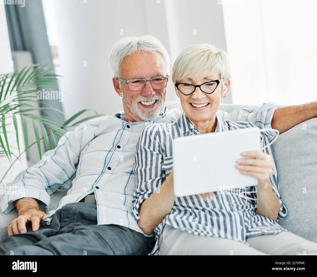 senior coppia felice tablet computer amore insieme tecnologia internet pensionamento online uomo donna anziano Foto Stock