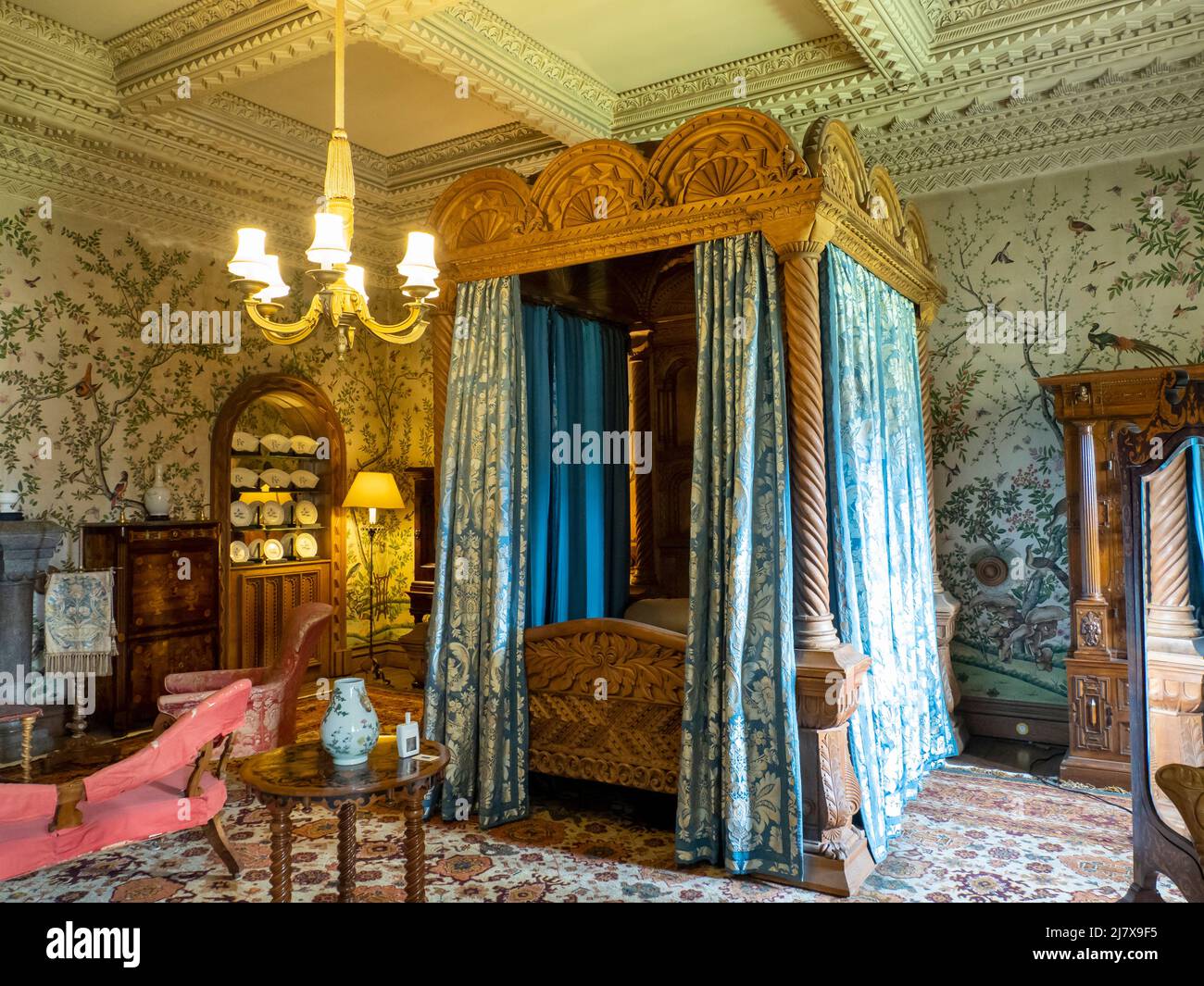 Una camera da letto decorata ornately al castello di Penrhyn, Bangor, Galles del Nord, Regno Unito. Foto Stock