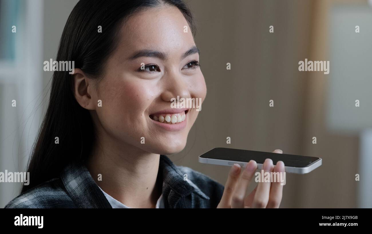 Ritratto asian korean donna ragazza registrazione messaggio di riconoscimento vocale sul vivavoce donna a casa utilizzando l'app assistente virtuale imposta promemoria on Foto Stock