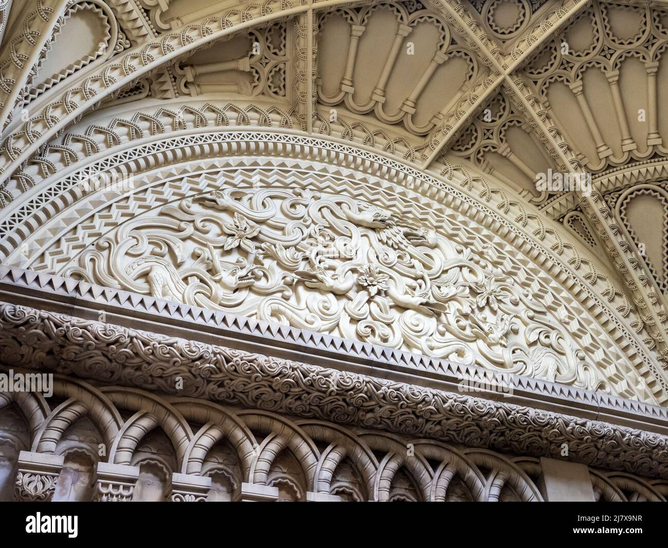 Decorazioni in gesso ornato al castello di Penrhyn, Bangor, Galles del Nord, Regno Unito. Foto Stock