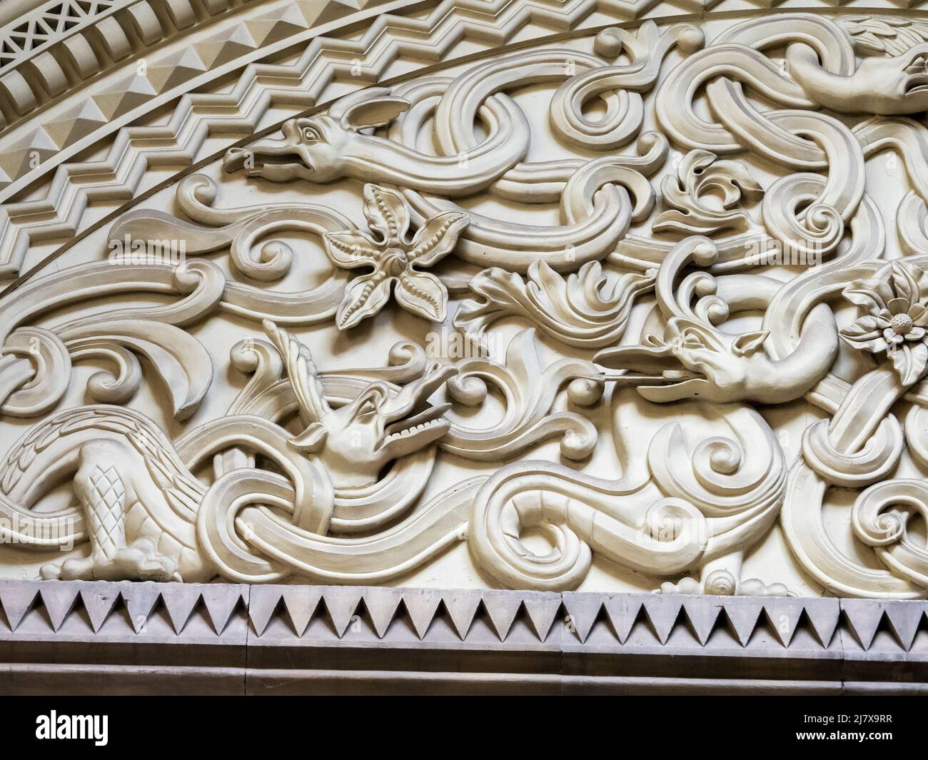 Decorazioni in gesso ornato al castello di Penrhyn, Bangor, Galles del Nord, Regno Unito. Foto Stock