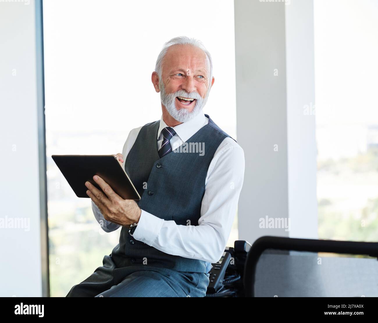 senior businessman tablet ufficio lavoro business computer casual maturo grigio capelli maturi anziano uomo ritratto Foto Stock
