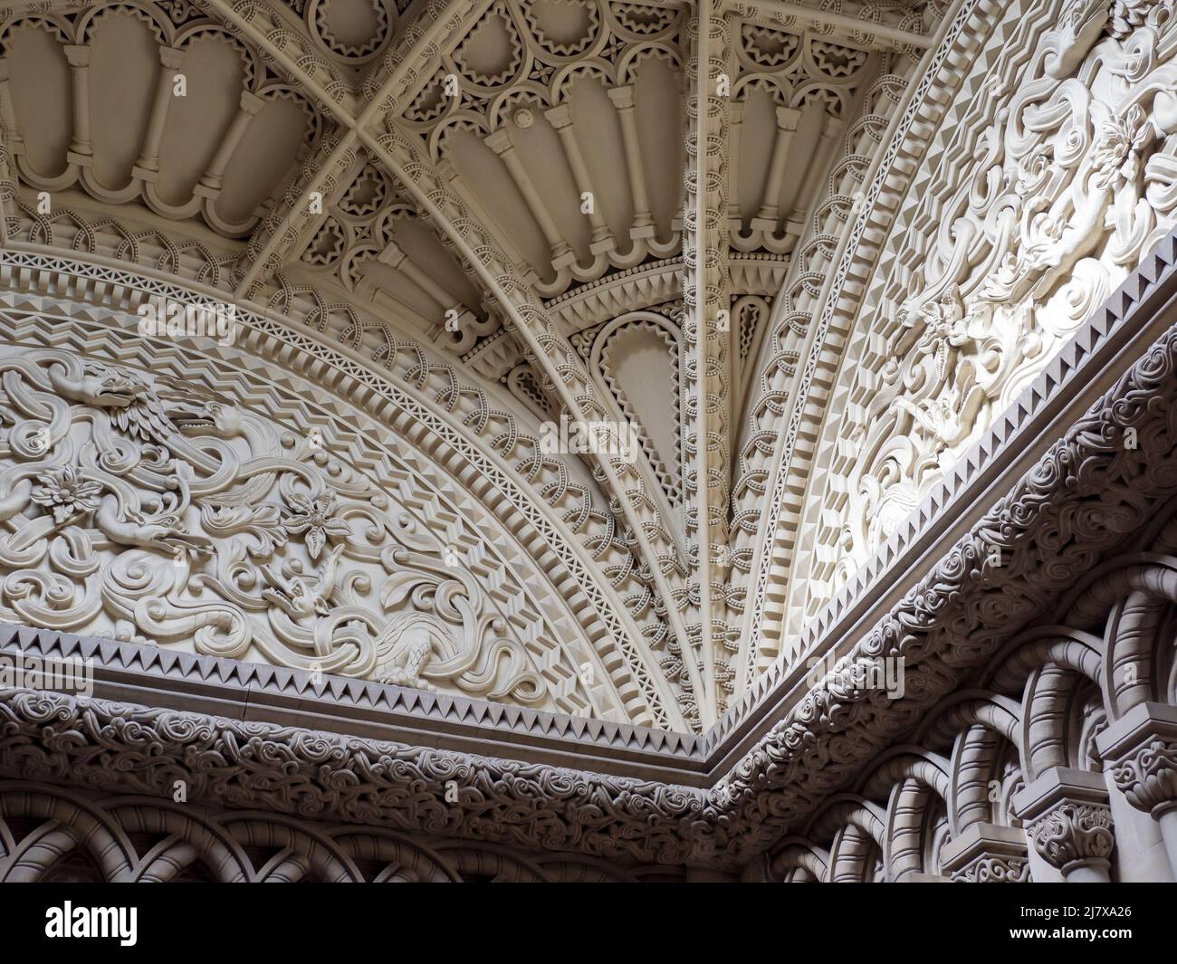 Decorazioni in gesso ornato al castello di Penrhyn, Bangor, Galles del Nord, Regno Unito. Foto Stock
