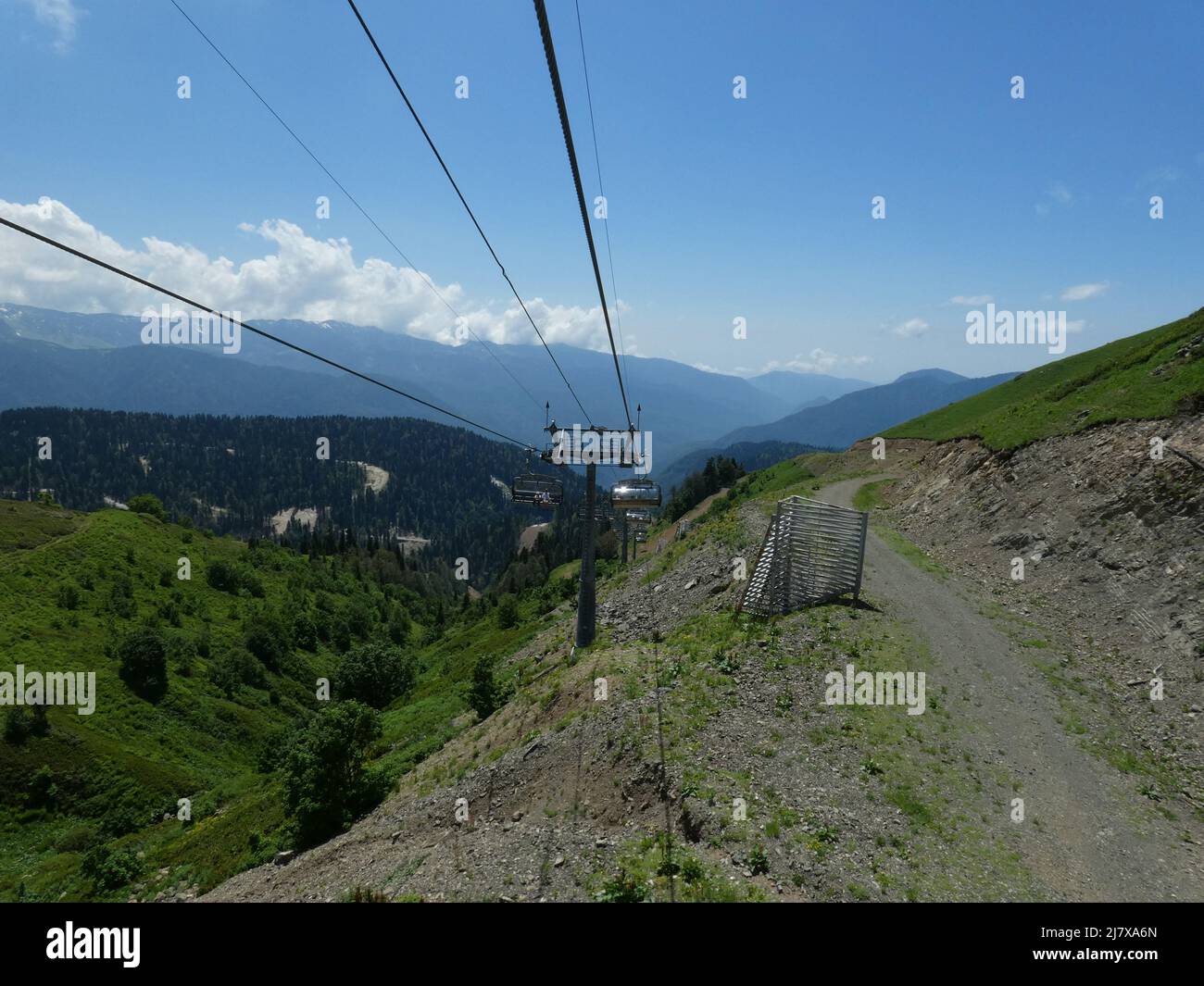 Via cavo in montagna. Giornata estiva soleggiata. Foto Stock