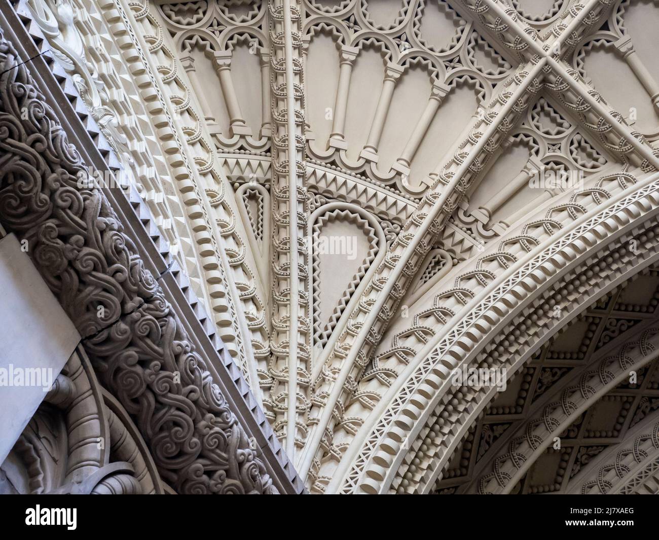 Decorazioni in gesso ornato al castello di Penrhyn, Bangor, Galles del Nord, Regno Unito. Foto Stock