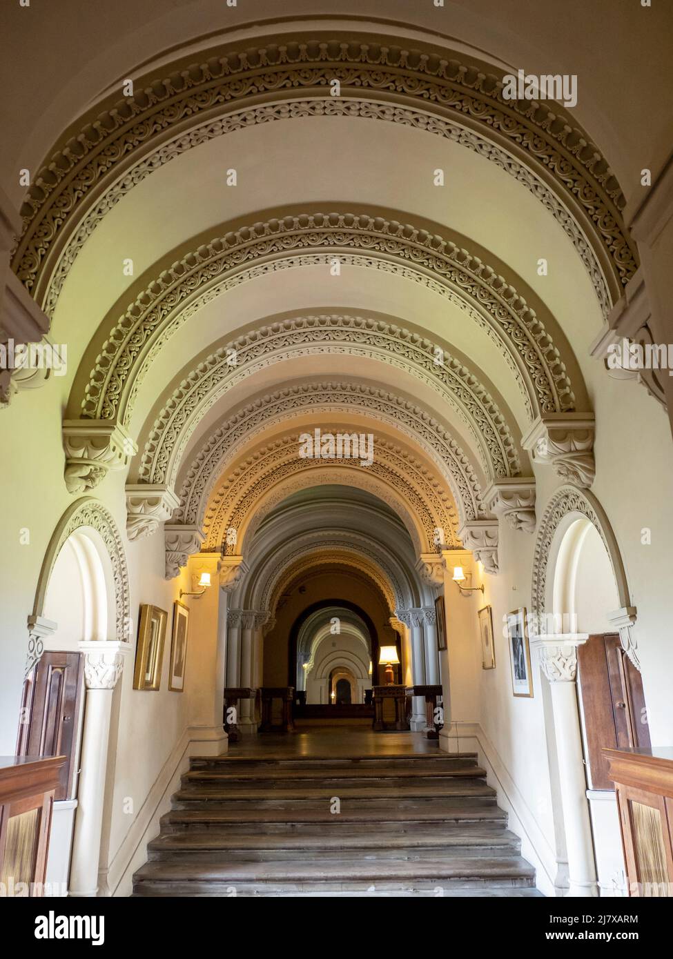 Decorazioni in gesso ornato al castello di Penrhyn, Bangor, Galles del Nord, Regno Unito. Foto Stock