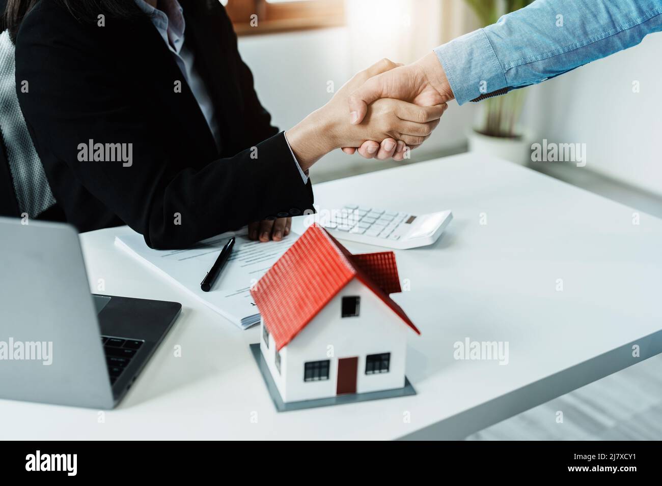 Leggi, contratti, ipoteche, clienti si uniscono agli agenti immobiliari congratulandosi con gli agenti immobiliari per gli accordi di acquisto di immobili e case con Foto Stock