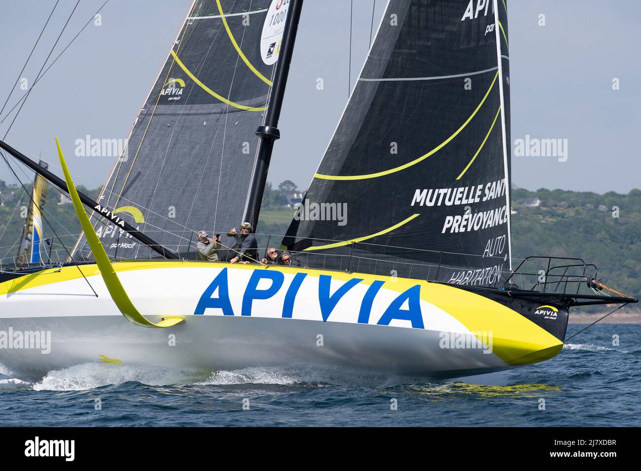 Brest, Francia - 6 maggio 2022, Charlie Dalin, APIVIA durante il Defi Pomâ&#X80;&#x99;Potes corre della Guyader Bermudes 1000 Race, IMOCA Globe Series gara di vela il 6 maggio 2022 a Brest, Francia - Foto: Nicolas Pehe/DPPI/LiveMedia Foto Stock