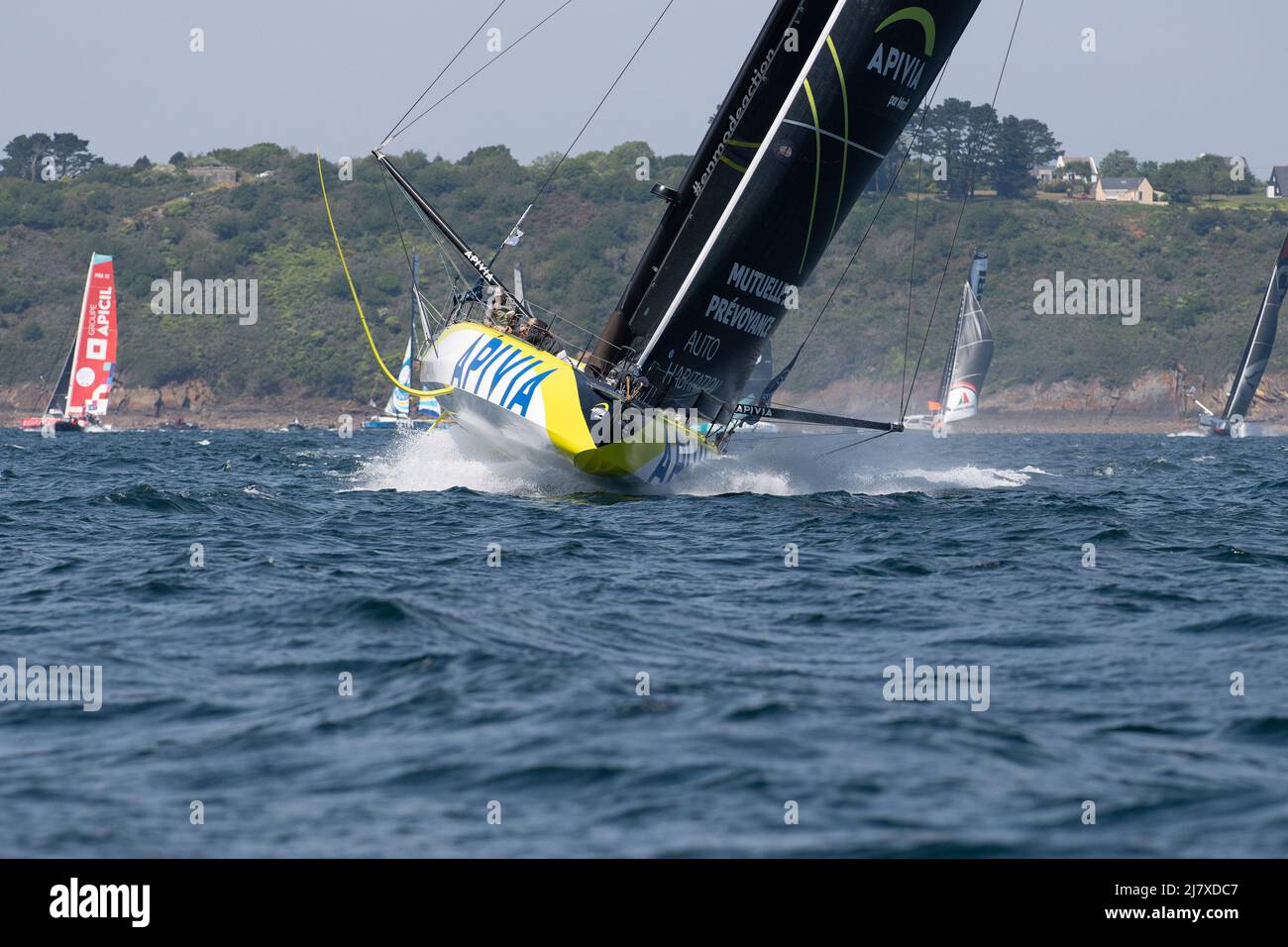 Brest, Francia - 6 maggio 2022, Charlie Dalin, APIVIA durante il Defi Pomâ&#X80;&#x99;Potes corre della Guyader Bermudes 1000 Race, IMOCA Globe Series gara di vela il 6 maggio 2022 a Brest, Francia - Foto: Nicolas Pehe/DPPI/LiveMedia Foto Stock