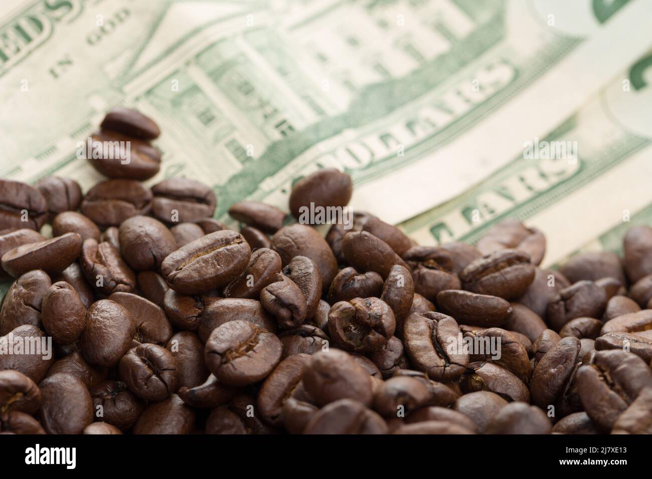 aumento dei prezzi del caffè - immagine simbolica dei chicchi di caffè e delle bollette in dollari Foto Stock