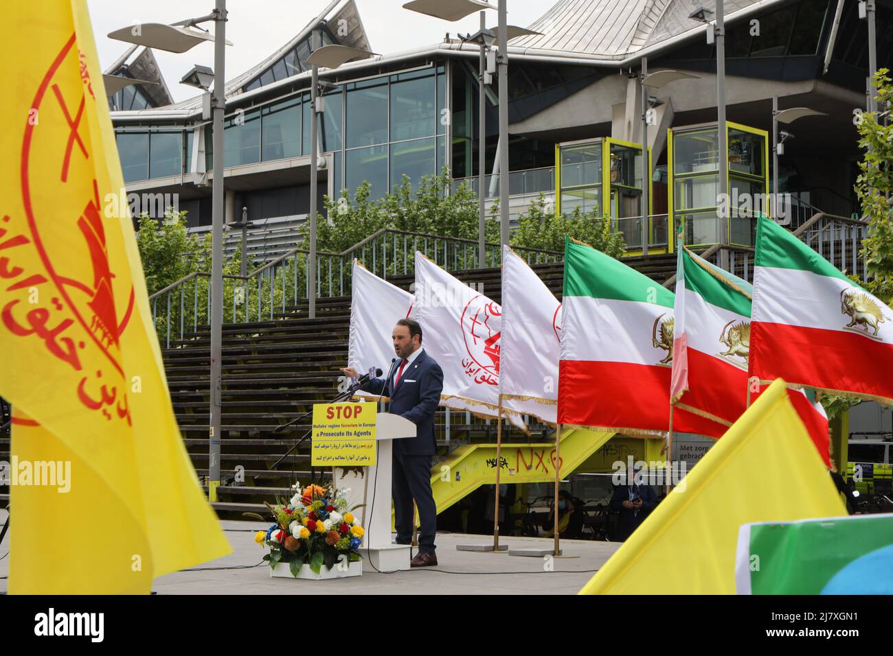 Anversa, Belgio. 10th maggio 2022. Il deputato belga Michael Freilich del partito Nieuw-Vlaamse Alliantie (NVA) si rivolge al raduno dei sostenitori della NCRI ad Anversa. Un raduno è stato organizzato di fronte alla Corte d'appello belga, in coincidenza con il verdetto sull'appello dei terroristi iraniani coinvolti nella trama di bombardamenti del 2018 contro la grande conferenza internazionale del Consiglio Nazionale di resistenza dell'Iran (NCRI) alla periferia di Parigi. Credit: SOPA Images Limited/Alamy Live News Foto Stock