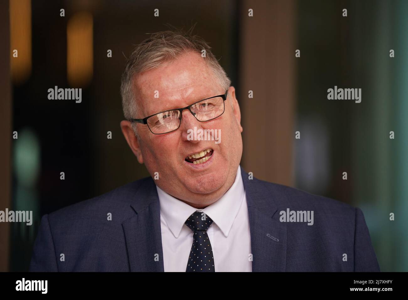 Il leader unionista dell'Ulster Doug Beattie parla con i media fuori dal Grand Central Hotel di Belfast prima di un incontro con il ministro degli Esteri irlandese Simon Coveney. Coveney è a Belfast per incontrare le parti Stormont in una situazione di stallo nella formazione di un nuovo esecutivo. Data foto: Mercoledì 11 maggio 2022. Foto Stock