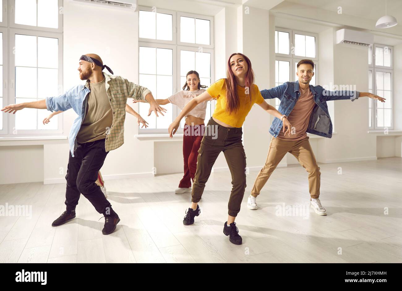 Diversi giovani ballano insieme in studio Foto Stock