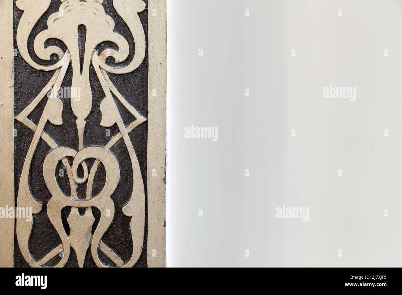 Decorazioni delle pareti della moschea con motivi ornamentali dorati in strisce scure su sfondo bianco Foto Stock