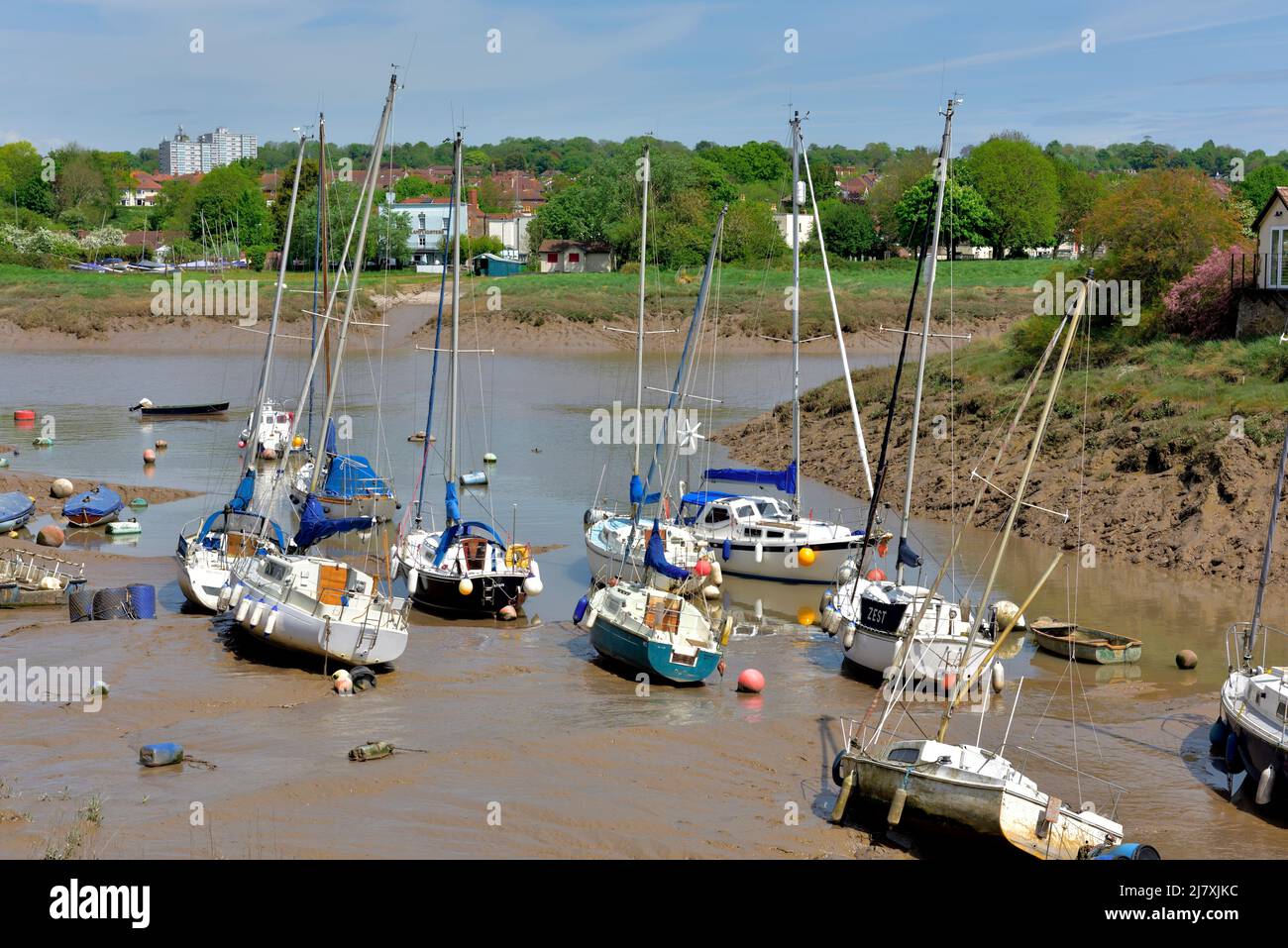 Pesca e barche per il tempo libero in estuario poggiando sul fango durante la bassa marea del fiume Avon at pill, North Somerset, Inghilterra Foto Stock
